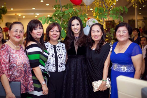  Thu Hoài chụp ảnh lưu niệm với các nữ doanh nhân thành đạt của tỉnh Bình Dương
