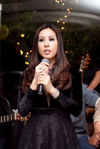  Đồng thời gửi nhiều lời chúc đến chị em nhân ngày 8-3.