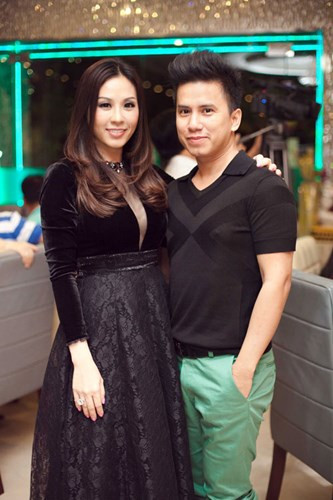  Đi cùng hoa hậu Thu Hoài trong sự kiện này là ca sĩ Quang Toàn, anh là người bạn, người anh rất thân thiết với hoa hậu Thu Hoài. 