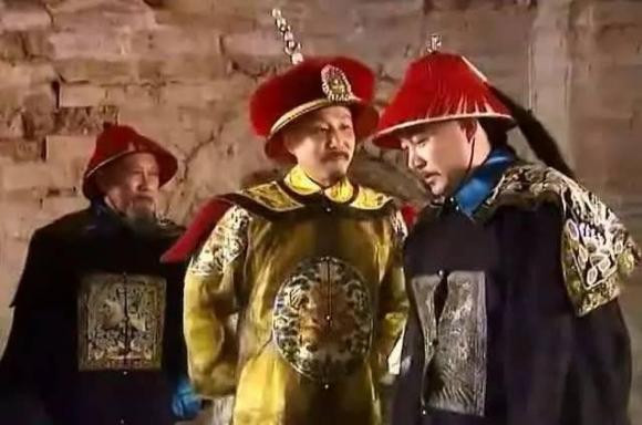 Tai sao trieu Thanh co rat nhieu than vuong nhung chang co ai dam tao phan?