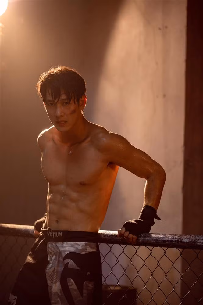 Dan mang chi trich du doi clip Song Luan tu 'be cong', om trai la