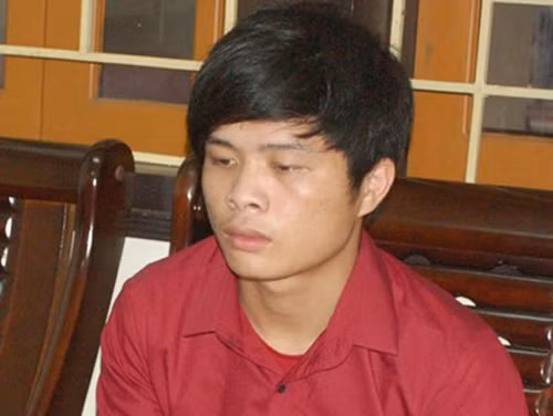 Tại cơ quan Công an, Chúc khai khoảng 18h ngày 4/4, Chúc rủ Kiều Tùng Lâm (SN 2000, cũng trú tại xã Động Quan) đến nhà chị Hường trộm cắp tài sản. Khi đến nơi (khoảng 20h), Lâm nấp vào một bụi cây ven đường, đối diện với điểm thu mua củ sắn tươi của nhà chị Hường cảnh giới, còn Chúc thì lợi dụng sơ hở chui vào gầm chiếc phản ở gian ngoài.