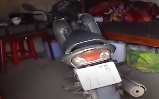 Chúc tiếp tục vật lộn cho đến khi nạn nhân không còn khả năng kháng cự, sau đó thì lột quần áo ngoài rồi dùng làm dây, trói quật 2 khuỷu tay của nạn nhân ra phía sau. Khi thấy chị Hường nằm bất động, đối tượng quay trở vào nhà lấy 25 triêu đồng, đồng thời dùng bật lửa đốt chiếc đệm cùng quần áo và điện thoại của nạn nhân nhằm xóa dấy vết.