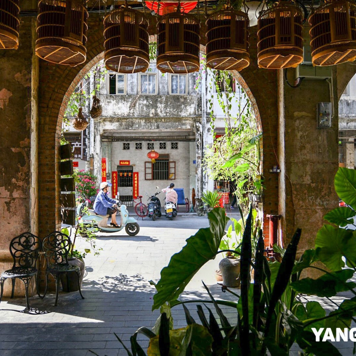 Qúa tuyệt vọng và sợ hãi vì bị ép bán dâm, bị bán sang tay hết nhà chứa này đến nhà chứa khác, Tuyết đã bỏ trốn. (Ảnh minh họa)