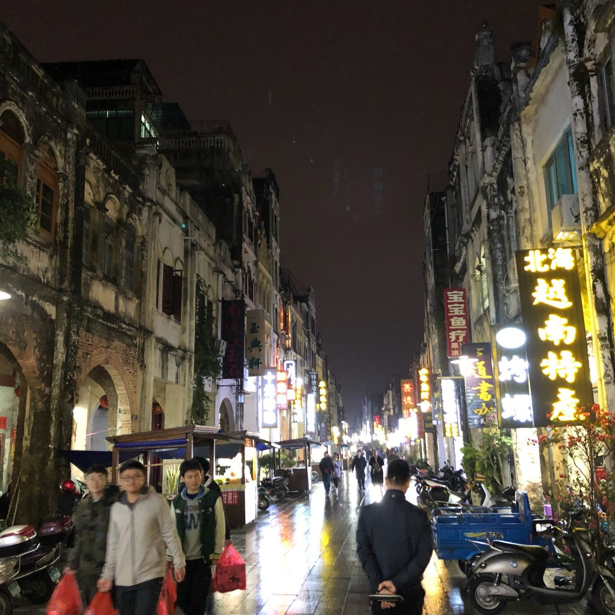 Tuần đầu tiên trên đất khách, 2 cô gái trẻ được Sai và người tình của thị một người đàn ông Trung Quốc tên Dũng đối xử rất tử tế. Nạn nhân được đưa đi mua sắm quần áo, điện thoại, mĩ phẩm cho họ học tiếng Trung để thuận lợi trong giao tiếp. Tuy nhiên, nhưng ngày vui vẻ ấy không kéo dài được bao lâu, 2 cô gái bị Sai và người tình bắt đi bán dâm. (Ảnh minh họa)