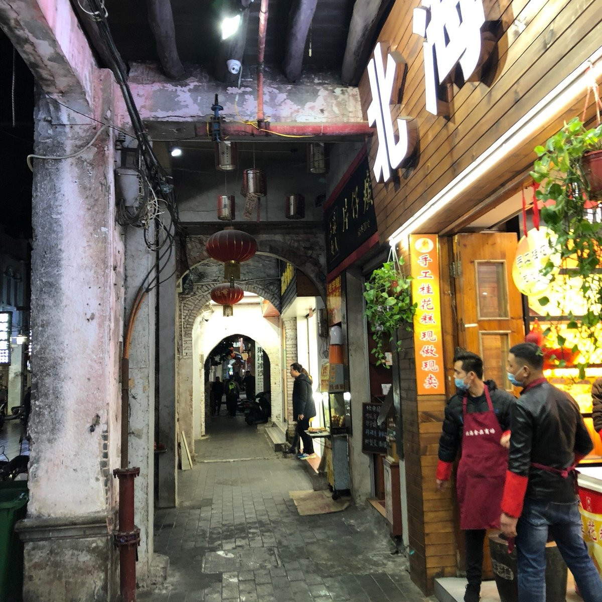 Số tiền bán thân của 2 cô gái trẻ đều bị Sai và người tình lấy hết. Chúng theo dõi chặt chẽ nhất cử nhất động của nạn nhân. Trong một lần đi tiếp khách Huệ và Tuyết đã bàn nhau bỏ trốn. Nhưng do đất khác quê người, lạ nước lạ cái không thông thuộc địa hình không quen ngôn ngữ gần như ngay lập tức họ bị bắt lại. (Ảnh minh họa)