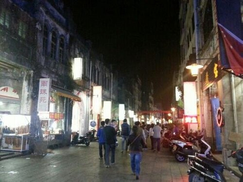 Vậy con đường nào dẫn họ từ những bản làng nơi chôn nhau cắt rốn bình yên ở huyện Chợ Đồn đến ổ mại dâm nơi đất khách quê người. Tất cả đều có sự tham gia của Triệu Thị Hiền đối tượng đã xuất hiện và biến mất tại huyện Chợ Đồn. Cùng thời điểm Tuyết và Huệ rời khỏi nhà và rơi vào tình trạng biệt vô âm tín. (Ảnh minh họa)