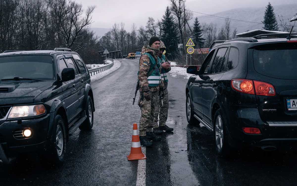 Nam giới Ukraine trả hàng nghìn USD để rời khỏi đất nước trốn quân dịch Nam gioi Ukraine tra hang nghin USD de roi khoi dat nuoc tron quan dich