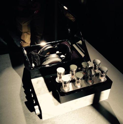 Bộ tăng âm đá cẩm thạch này thực chất sẽ "kéo" một tầng tăng âm khác được tích hợp ngay bên trong 2 củ tai. Điều này sẽ giúp Orpheus mới tránh được một vấn đề mà gần như tất cả những chiếc tai nghe tĩnh điện đều gặp phải: phần lớn điện năng của tín hiệu âm thanh sẽ bị hao tổn trên dây nối giữa ampli và lớp phim tĩnh điện mỏng trên tai nghe. Sennheiser cũng khẳng định chiếc amp của mình sử dụng các bán dẫn MOS-FET "có thể giúp ngăn ngừa hiện tượng méo tiếng thường xảy ra trên các ampli sử dụng bán dẫn 2 cực".