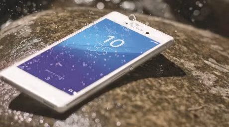  7. Sony Xperia M4 Aqua. Hiện tại Xperia M4 Aqua được bán với giá khoảng 6,5 triệu đồng. Đây là chiếc smartphone tầm trung được đánh giá cao với khả năng chống nước hiện nay trên thị trường. Ngoài ngoại hình đẹp do được kế thừa từ vẻ đẹp từ tiền nhiệm Xperia Z3 với vỏ nhựa bóng bẩy thì smartphone Sony còn nhiều đặc điểm đáng chú ý khác như hiệu năng thể hiện tốt, trang bị 2 SIM hỗ trợ tối ưu việc giao tiếp cho người dùng cùng nền tảng Android mượt mà. Tuy nhiên, bộ nhớ trong máy thấp, chỉ 8 GB, cũng như chế độ tự chụp chưa tốt lắm. 