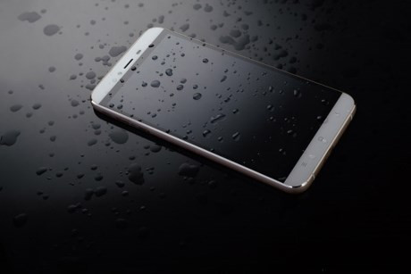  10. ROVI HERO X, smartphone chống nước giá rẻ. Mới đây cũng đã xuất hiện điện thoại chống nước giá rẻ đến từ nhãn hiệu điện thoại Việt ROVI. Bản thân ROVI tuyên bố bản HERO X mới ra là chiếc điện thoại chống nước đầu tiên giá dưới 5 triệu đồng. Thực ra, HERO X mới đạt tiêu chuẩn chống nước IP55 nhưng như vậy cũng đủ để chiếc smartphone 5,5 inch này không hề hấn gì nếu vô tình bị hất nước vào, lúc đi trời mưa, hay trong trường hợp đánh rơi xuống nước (kịp vớt ra ngay).