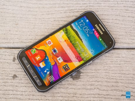  3.Samsung Galaxy S5 Active. Đây là bản nâng cấp của Galaxy S5 đạt tiêu chuẩn MIL-STD-810 của quân đội Mỹ và tiêu chuẩn IP67 với đường viền dày dặn hơn, nhựa cứng hơn giúp máy chống va đập tốt hơn và nhất là chống thấm nước, chịu được ẩm ướt tốt. Về cấu hình, thì Galaxy S5 Active vẫn giữ những gì đã có ở bản gốc với màn hình Super AMOLED Full HD 5.1", máy trang bị chip Snapdragon 801 cho tốc độ 2,5 GHz, RAM 2 GB và máy ảnh chính với cảm biến 16 megapixel. Hiện tai, máy chỉ có có thể xuất hiện ở Việt Nam qua đường xách tay với giá khoảng 6 triệu đồng. 