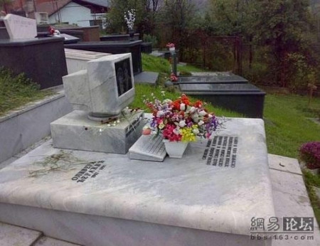 Thậm chí, đến lúc yên nghỉ, mộ của fan cuồng máy tính cũng phải cực khác người.