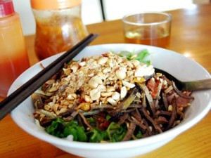  Phở chua Cao Bằng: Món phở chua là đặc sản Cao Bằng góp thêm phần hấp dẫn vào nét văn hóa ẩm thực nơi đây. Là món ăn nguội, phở chua được yêu thích khi ăn vào mùa thu và mùa hè. Trước đây, món này thường được dùng trong những đám cỗ cưới xin… Bây giờ món này được nhiều người chọn điểm tâm. 