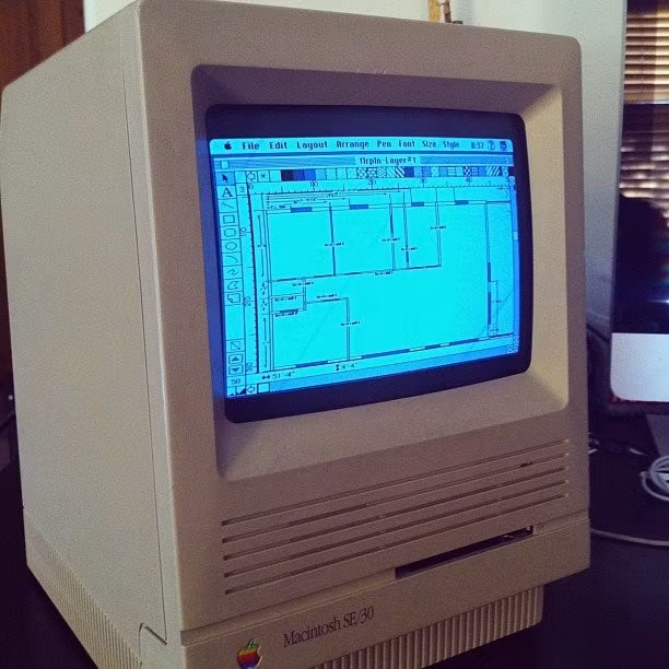 MacDraw là phần mềm thiết kế nằm trong hệ điều hành Systems được giới thiệu vào năm 1984. Phần mềm có mã "Mackelangelo", đặt theo tên họa sĩ, nhà điêu khắc, kiến trúc sư nổi tiếng thời kỳ Phục hưng ở châu Âu.