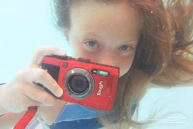  Camera "nồi đồng cối đá". Tại thời điểm hiện tại, một trong những lựa chọn sản phẩm camera sở hữu thiết kế nồi đồng cối đá và khả năng chống thấm nước tốt nhất được trang Engadet đánh giá cao là chiếc Olympus Tough TG-4. Máy có giá bán khoảng 350 USD (gần 8 triệu đồng) và chỉ là bản cập nhật nhỏ của chiếc TG-3 đã ra mắt vào năm 2014. Tuy nhiên, TG-4 đặc biệt được trang bị thêm tính năng chụp ảnh RAW, chức năng lấy nét và GPS nhanh hơn.