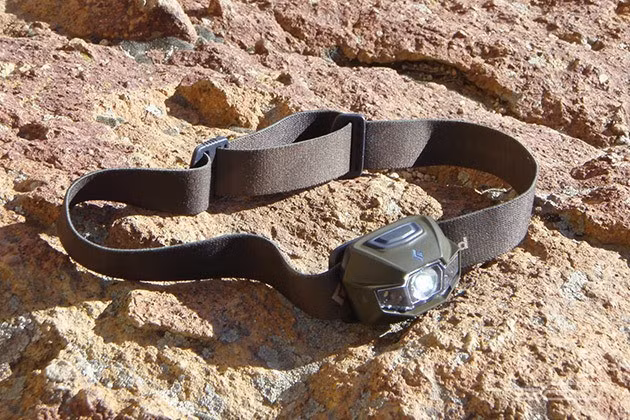  Đèn pha. Black Diamond Spot có giá bán khoảng 40 USD (hơn 900.000 đồng) là mẫu đèn pha linh hoạt của hãng Spot. Thiết bị sử dụng bộ đèn LED chính có chỉ số thông lượng ánh sáng 130 lumen (lumen: thông lượng được phát ra trong phạm vi một đơn vị góc chất rắn bởi một nguồn điểm với cường độ ánh sáng đều nhanh là một Candela. Một lux là một lumen/1 m2), nhờ đó đèn có khả năng chiếu sáng ở khoảng cách xa. Bên cạnh đó, Black Diamond Spot cũng có một bộ đèn LED thứ cấp thuận tiện để chiếu sáng ở phạm vi gần.