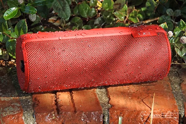  Loa Bluetooth chống thấm nước. Thông qua các bài thử nghiệm trên 50 model và chọn lọc ra 13 model loa Bluetooth chống nước tốt nhất, trang Engadget đã xác định model UE Megaboom với giá bán 300 USD (khoảng 6,8 triệu đồng) là model loa bluetooth phù hợp nhất cho những chuyến hành trình cắm trại. Mặc dù kích thước có vẻ như quá khổ nhưng UE Megaboom lại cho chất âm rất tự nhiên và âm lượng lớn hơn. UE Megaboom có thời lượng pin khủng lên tới 20 giờ hoạt động liên tục.