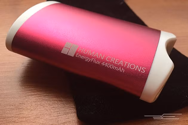  Pin sạc dự phòng ủ ấm tay. Khi tới những vùng khí hậu giá lạnh hoặc có địa hình cao, nhu cầu sưởi ấm là vô cùng cần thiết, đặc biệt là với đôi tay. Những lúc này, pin sạc dự phòng có tính năng sưởi ấm sẽ thực sự hữu ích. Sau khi so sánh với 8 mẫu pin dự phòng sưởi ấm tay khác, trang Engaget đã khuyến nghị người dùng sử dụng mẫu pin sạc dự phòng có tên EnergyFlux có dung lượng 4.400 mAh. Mẫu pin sạc này có giá bán khoảng 35 USD (khoảng 795.000 đồng) trên Amazon.