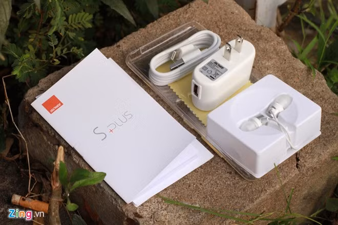 Phụ kiện đi kèm bao gồm cáp sạc và tai nghe, một ốp lưng nhựa cùng hướng dẫn sử dụng.