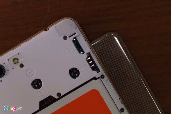 Gionee S Plus hỗ trợ 2 SIM cùng thẻ nhớ ngoài. Người dùng cần tháo nắp lưng để lắp SIM. Thiết bị cũng dùng pin rời 3.150 mAh.