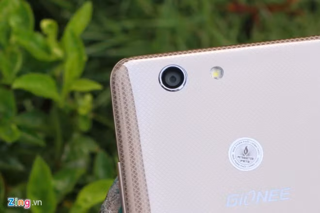 Camera sau của máy hơi lồi lên, độ phân giải 13 MP và được đặt lệch về góc trái, cạnh đèn flash đơn.