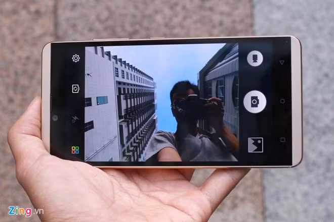 Camera trước có độ phân giải 5 MP, giao diện đơn giản.