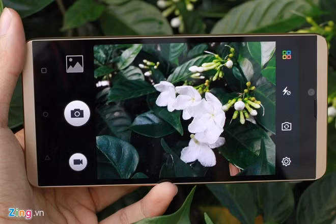 Giao diện camera đơn giản, nhiều chế độ tích hợp sẵn. Chất lượng ảnh không cao, dễ bị lóa hoặc nhiễu ở môi trường sáng không thuận lợi.