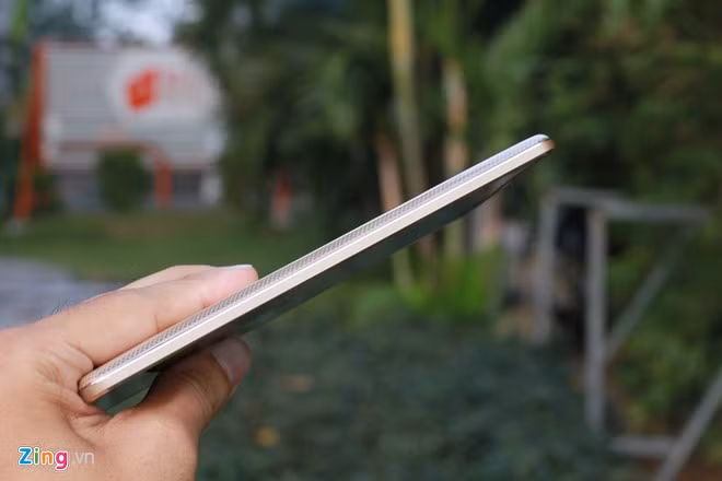 Cạnh trái được bỏ trống hoàn toàn, nhìn từ mặt này, có thể thấy S Plus khá mỏng.