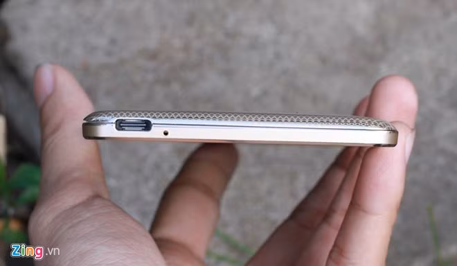 Mặt dưới là cổng sạc USB Type - C lệch về một bêncùng loa thoại.
