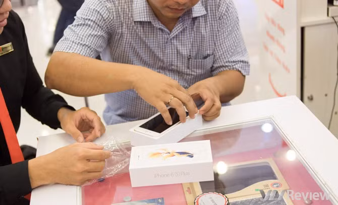 Chiếc iPhone 6s Plus 64GB được anh đăng mua với giá gần 24,7 triệu đồng