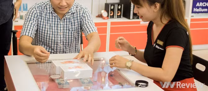 Ngay sau đó, phía FPT Shop cũng tiến hành khui hộp bộ đôi iPhone 6s và 6s Plus chính hãng cho giới báo chí xem ngay tại chỗ