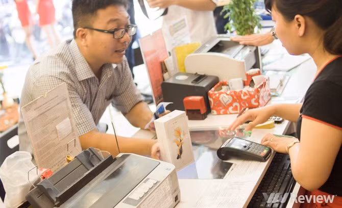 Có mặt từ rất sớm, anh Trương Ngọc Đăng (bên trái) hiện đang sinh sống tại Q.11, TP.HCM là khách hàng đầu tiên nhận iPhone 6s Plus chính hãng từ cửa hàng FPT Shop.