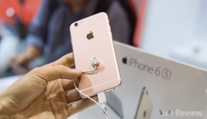 iPhone 6s và 6s Plus đã ra mắt hồi giữa tháng 9 nhưng đến tận đầu tháng 11 này hàng chính hãng mới chính thức có mặt tại Việt Nam.