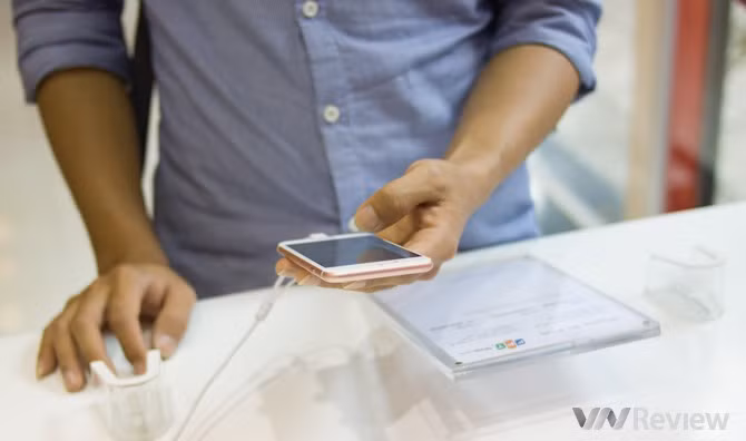 Hiện bộ đôi này có giá chĩnh hãng dao động từ 18,9 đến gần 28 triệu đồng. Cụ thể, giá bán lẻ dự kiến tại FPT Shop cho iPhone 6s bản 16GB, 64GB và 128 GB lần lượt là 18,899, 21,799 và 24,699 triệu đồng.