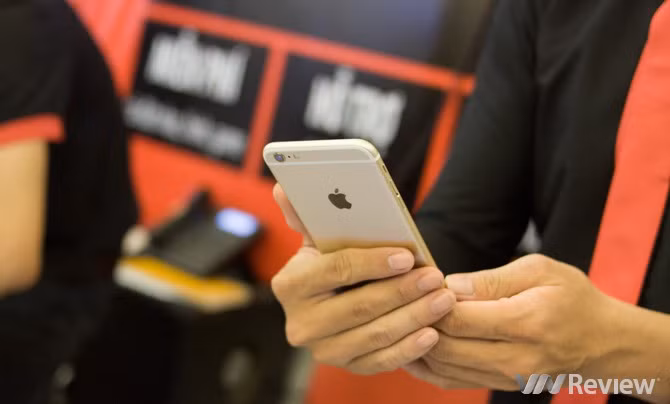 Nhân viên FPT Shop tiến hành kiểm tra các thông số và bàn giao máy cho khách, anh Đăng cũng hẹn chiều quay lại cửa hàng để hoàn tất nốt việc cài đặt cũng như một số yêu cầu hỗ trợ khác