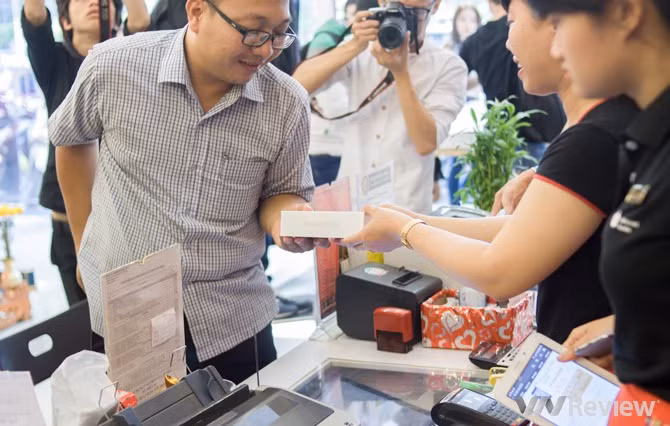 Sau khi hoàn tất thủ tục, nhân viên FPT Shop đã gửi khách hàng chiếc iPhone 6s Plus chính hãng đầu tiên