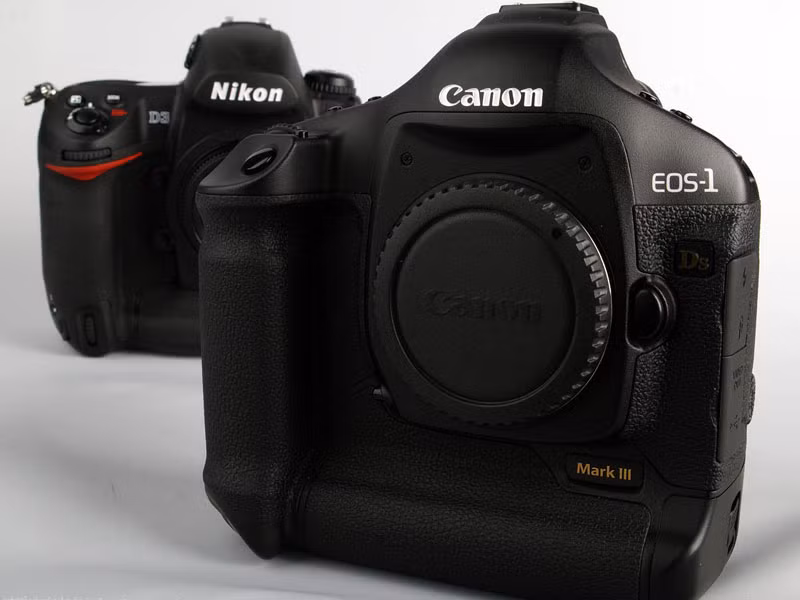 6. Canon EOS 1D Mark III (giá: 12.000 USD - tương đương 269,16 triệu đồng).