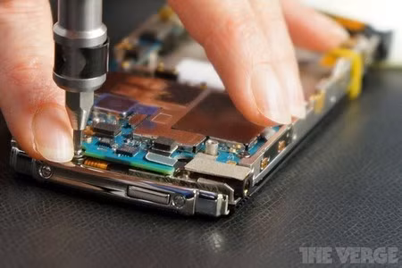  Vertu luôn ưu tiên cách thức thủ công, thay vì phải áp dụng máy móc trong quá trình lắp ráp sản phẩm. 