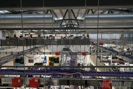  Phía dưới của văn phòng Vertu được dành cho khu vực sản xuất, lắp ráp, kiểm tra và đóng gói sản phẩm, trong khi tầng trên dành cho khu vực quản trị. 