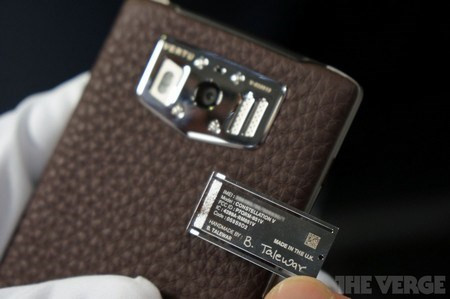  Tên của nhân viên hoàn thành lắp ráp sản phẩm được khắc trên mỗi chiếc vertu được xuất xưởng. 