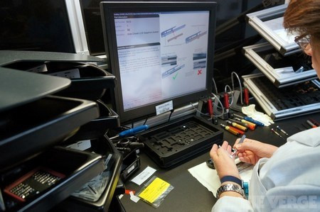  Phải mất nhiều tháng đến một năm để huấn luyện trở thành nhân viên lắp ráp điện thoại của vertu Tuy nhiên ngay cả những nhân viên lành nghề nhất cũng phải tuân thủ theo từng bước hướng dẫn lắp ráp được hiển thị ở một màn hình trước mắt các nhân viên. 