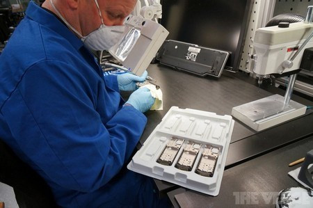  Mỗi nhân viên chịu trách nhiệm hoàn thiện một chiếc điện thoại từ đầu đến cuối. 