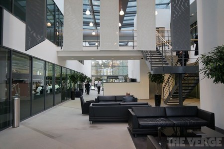  Trụ sở chính của Vertu được chia ra thành 2 nửa: bên phải là nơi tập trung các phòng hành chính và thiết kế, trong khi đó bên trái là cơ sở sản xuất và vận chuyển sản phẩm. 