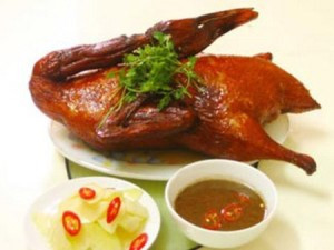  Vịt quay 7 vị Cao Bằng: Cao Bằng có một món đặc sản vịt quay mà khi ăn ai cũng phải tấm tắc đó là món vịt quay 7 vị. Được gọi là món vịt quay 7 vị vì người Cao Bằng đã dùng 7 loại gia vị khác nhau để ướp món thịt vịt. Bên trong từng miếng vịt quay là một mùi hương ngai ngái như mùi lá non, vị hơi đắng nhưng càng ăn càng ngọt thịt. Đó là do thứ gia vị 7 vị được lấy từ trong bụng vịt. 