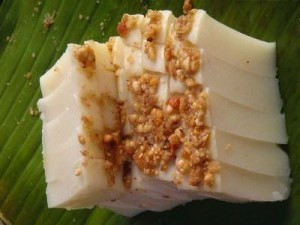  Bánh Trứng kiến Cao Bằng: Cứ vào khoảng tháng bốn tháng năm, người dân tộc Tày tỉnh Cao Bằng lại cùng nhau vào rừng tìm trứng kiến đen mang về làm bánh Trứng kiến. Bánh Trứng kiến được làm từ bột nếp và lá non cây vả. Trứng kiến đen rất béo, có hàm lượng protein cao. 