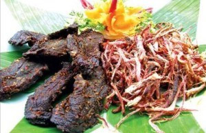  Bò gác bếp Cao Bằng: Nếu có dịp đến vùng đất xa xôi tươi đẹp Cao Bằng thì đừng quên thưởng thức đặc sản nơi này và cũng đừng bỏ qua món thịt bò gác bếp.Thịt được tẩm ướp bằng các gia vị như muối, nước gừng, rượu trắng. Trước khi ướp, thịt được khía vài đường trên miếng thịt cho gia vị ngấm đều. Sau khi ướp xong dùng lạt tre tươi xâu thịt thành từng xâu rồi treo trên gác bếp. 