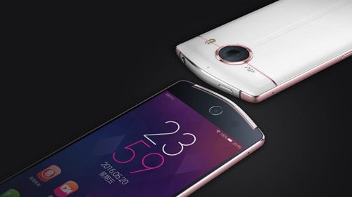 Ở camera chính, Meitu cũng tích hợp cho sản phẩm của mình độ phân giải 21MP. Các thông số quan trọng khác của Meitu V4 bao gồm: màn hình AMOLED cỡ 5 inch, độ phân giải Full HD (1.920 x 1.080 pixel); bộ nhớ trong 64 GB và có hỗ trợ thẻ nhớ mở rộng; giao diện MeiOS 2.5 trên hệ điều hành Android 5.1 Lollipop.