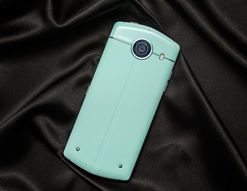 Nhà sản xuất này cũng công bố đồng thời công bố phiên bản cấp thấp hơn - V4s. Mẫu smartphone này chỉ được trang bị màn hình 4,7 inch, 1280 x 720 pixel. Bộ xử lý MediaTek MT6752 octa-core trong máy được kết hợp với RAM 3GB và bộ nhớ trong 64GB. Cả camera trước và sau đều có độ phân giải 13 megapixel. Tuy nhiên, V4s chỉ chạy giao diện cũ MeiOS 2 từ năm 2013 của Android 4.4 KitKat.