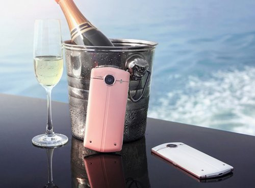 Nếu yêu thích “siêu smartphone selfie” - V4, bạn có thể thoải mái lựa chọn các phiên bản màu hồng, trắng hoặc màu xanh lá cây với giá 548 USD (tương đương 12,45 triệu đồng). Giá của V4s rẻ hơn khá nhiều – 376 USD (8,54 triệu đồng). Hiện cặp điện thoại này chỉ được bán tại thị trường Trung Quốc.